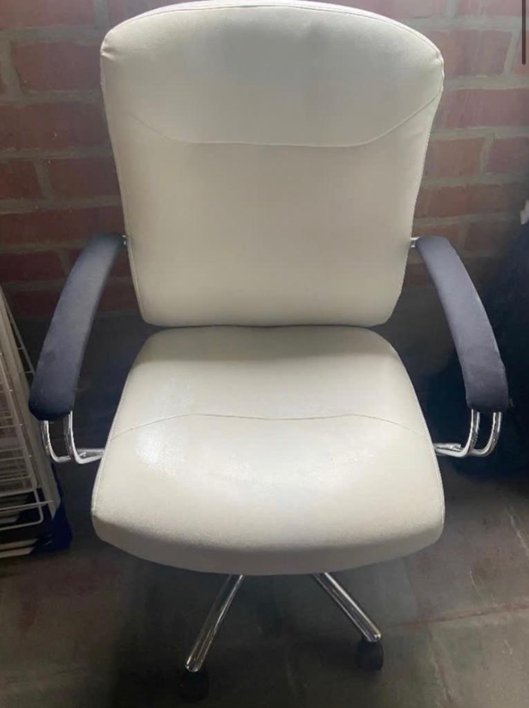 Gratis comfortabele bureaustoel, Huis en Inrichting, Bureaustoelen, Ophalen, Gebruikt, Wit, Bureaustoel