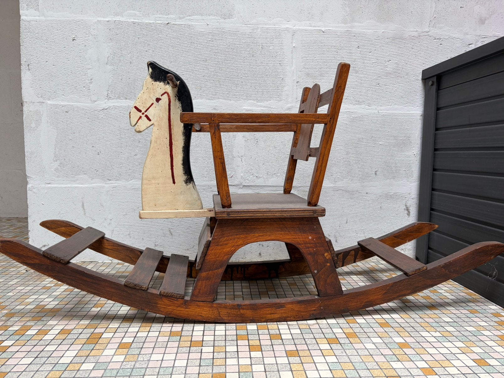 Antiek schommelpaard, Enlèvement
