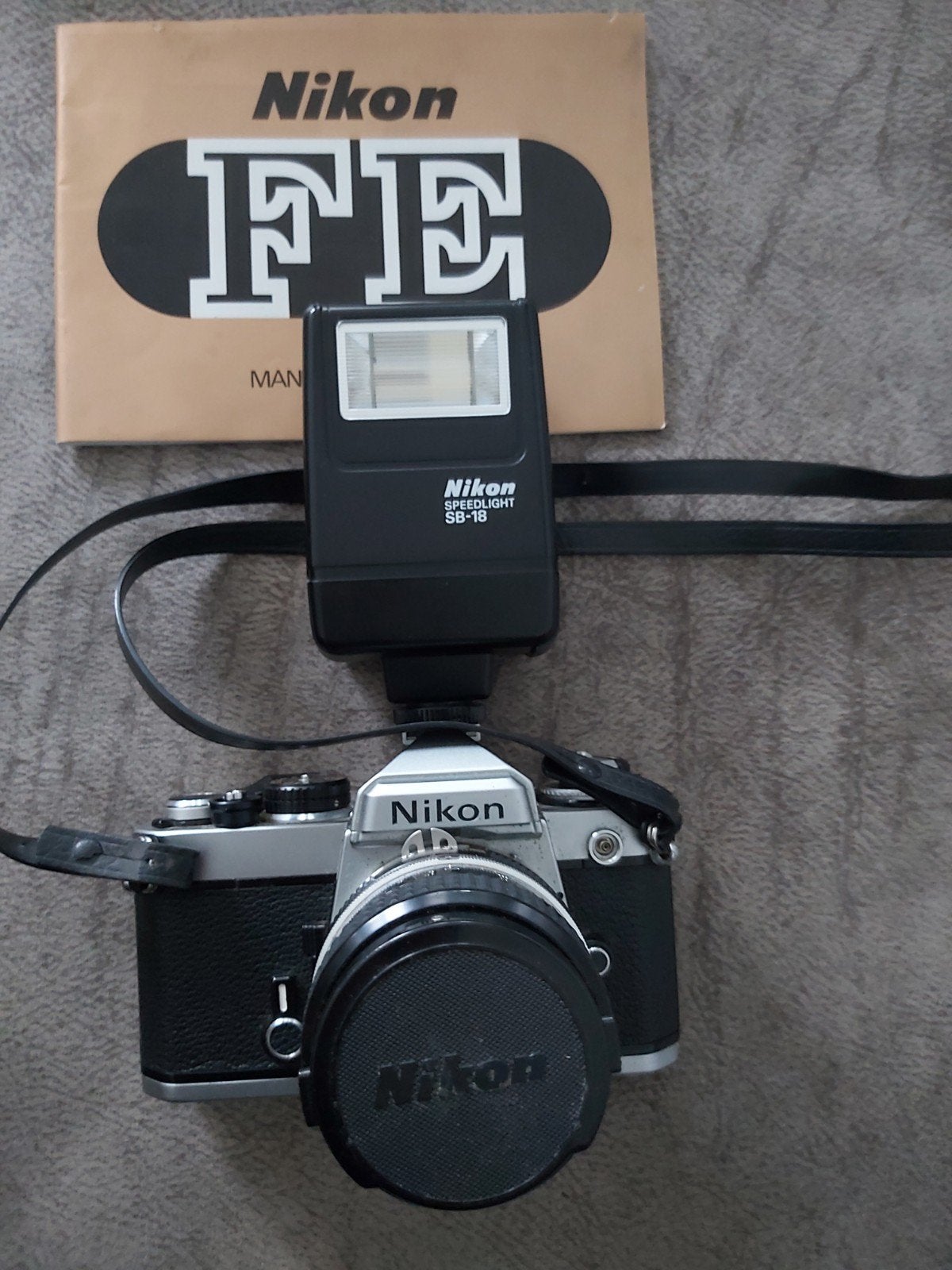 Nikon FE, objectif Nikkor 28 mm, flash Nikon SB10, manuel, Enlèvement ou Envoi, Utilisé, Reflex miroir, Nikon
