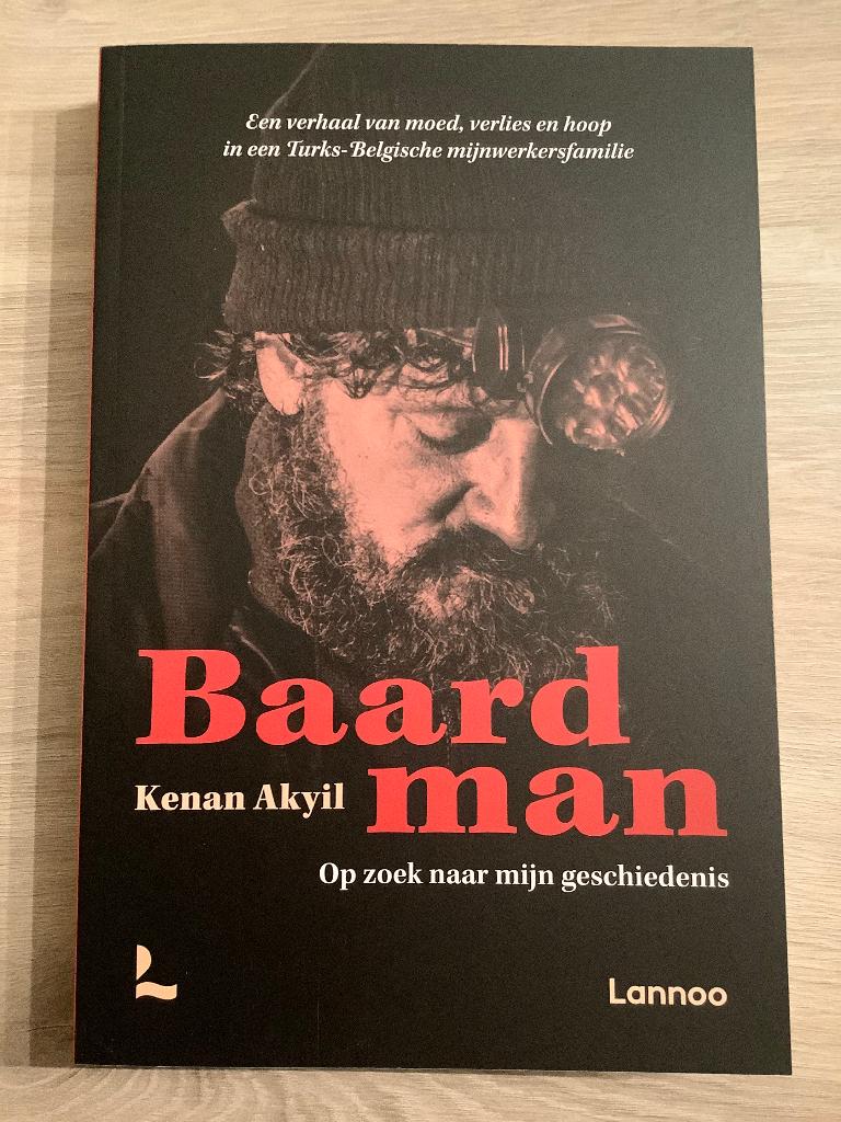 Baardman Op zoek naar mijn geschiedenis Van Kenan Akyil, Enlèvement ou Envoi, Comme neuf, Kenan Akyil, Société