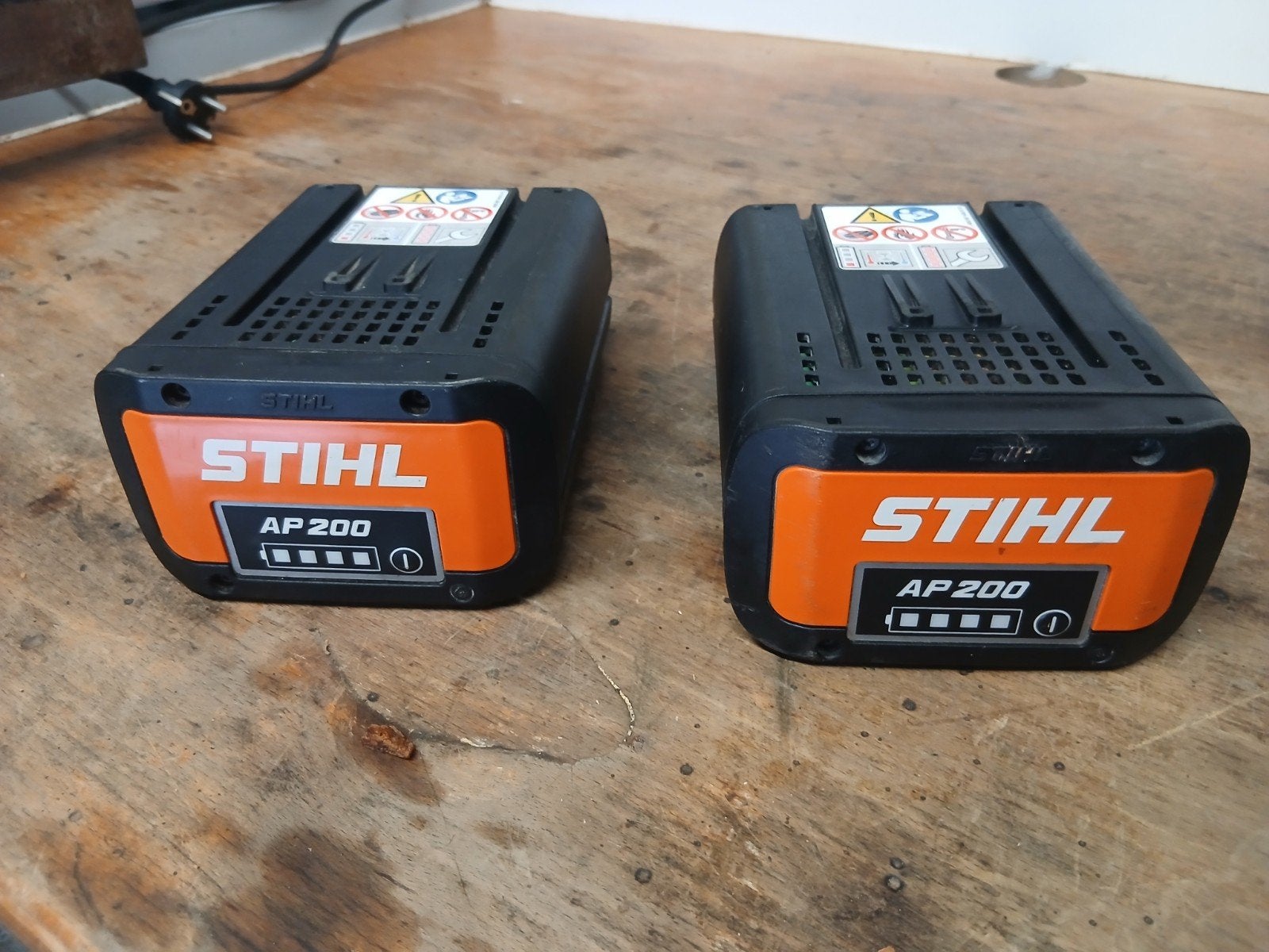 stihl AP 200  2 stuks, Ophalen, Zo goed als nieuw