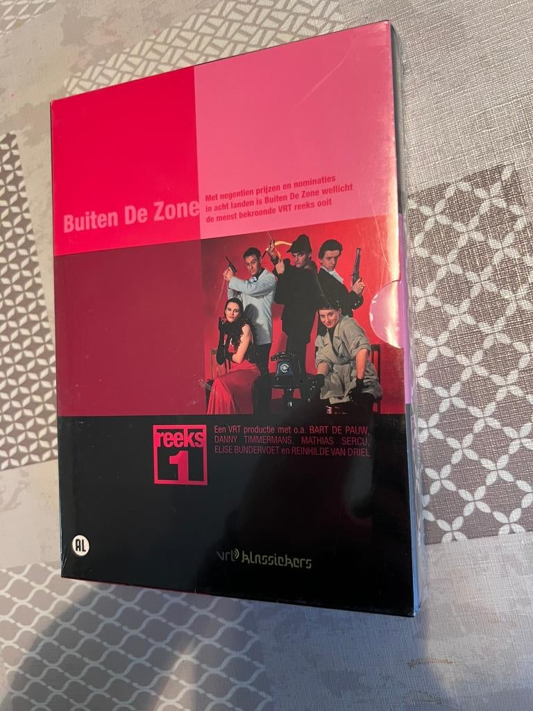 DVD Box Buiten de Zone, Reeks 1 *VRT 1 /Bart De Pauw*, Cd's en Dvd's, Dvd's | Tv en Series, Alle leeftijden, Boxset, Ophalen of Verzenden