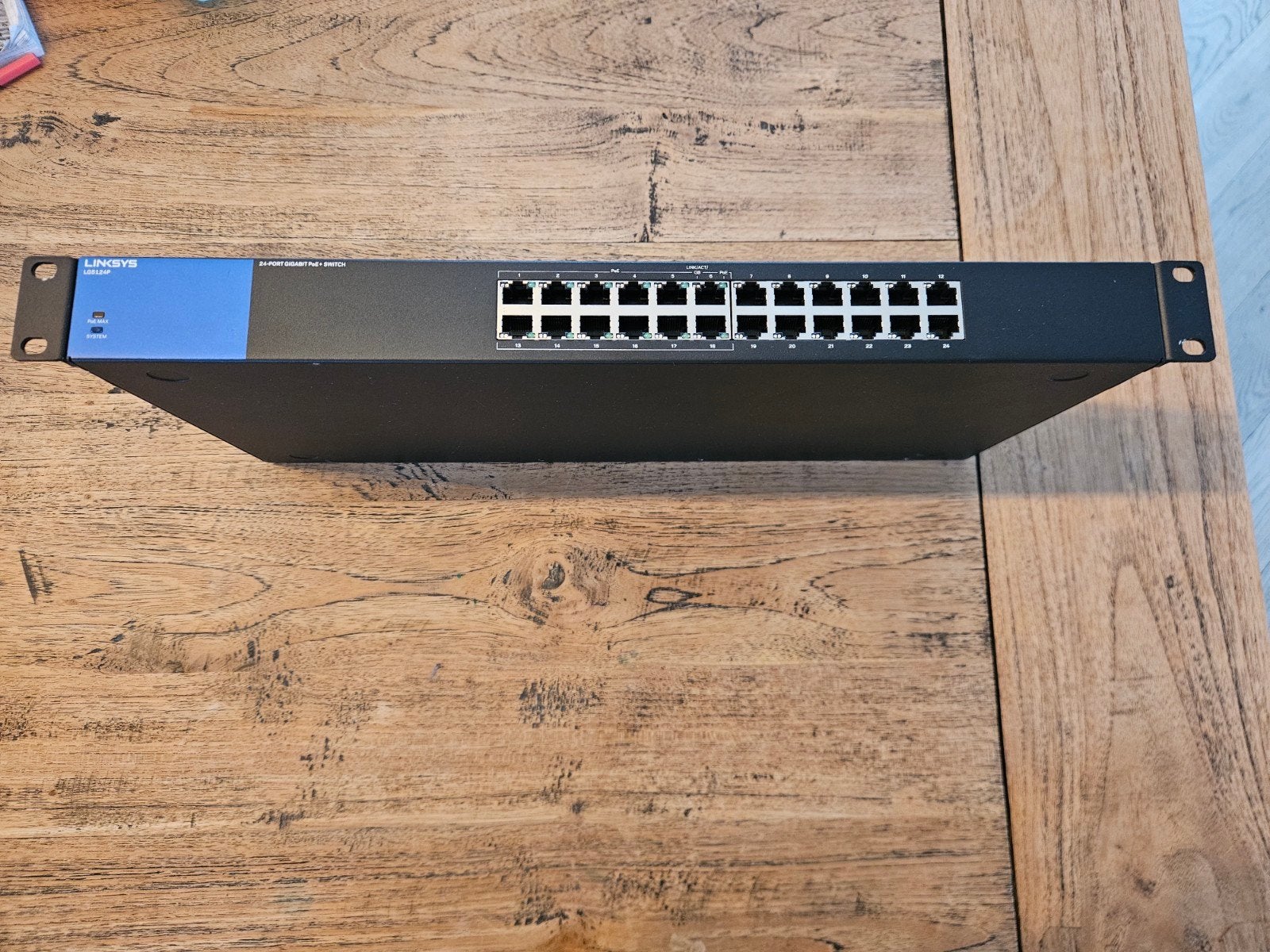 24poort POE Switch - Linksys, Computers en Software, Netwerk switches, Ophalen of Verzenden, Zo goed als nieuw