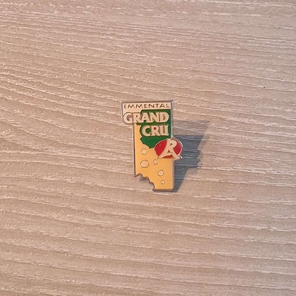 PIN - EMMENTAL - GRAND CRU - KAAS - FROMAGE - CHEESE, Verzamelen, Speldjes, Pins en Buttons, Verzenden, Gebruikt, Merk, Speldje of Pin