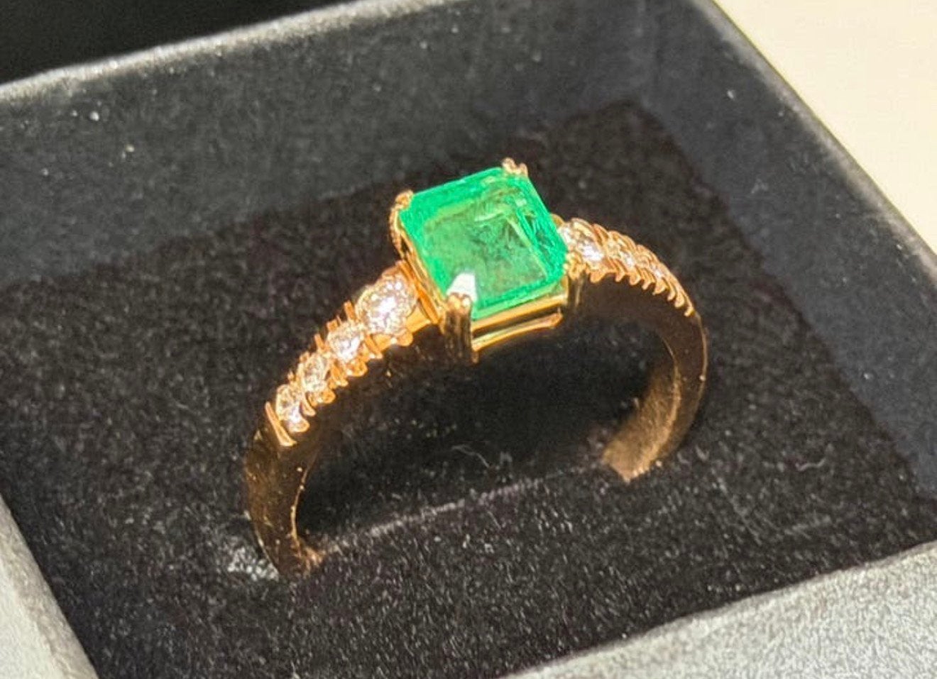 18K gouden ring met smaragd 2.75ct en natuurlijke diamanten!, 20 of groter, Geel, Ophalen of Verzenden, Dame of Heer