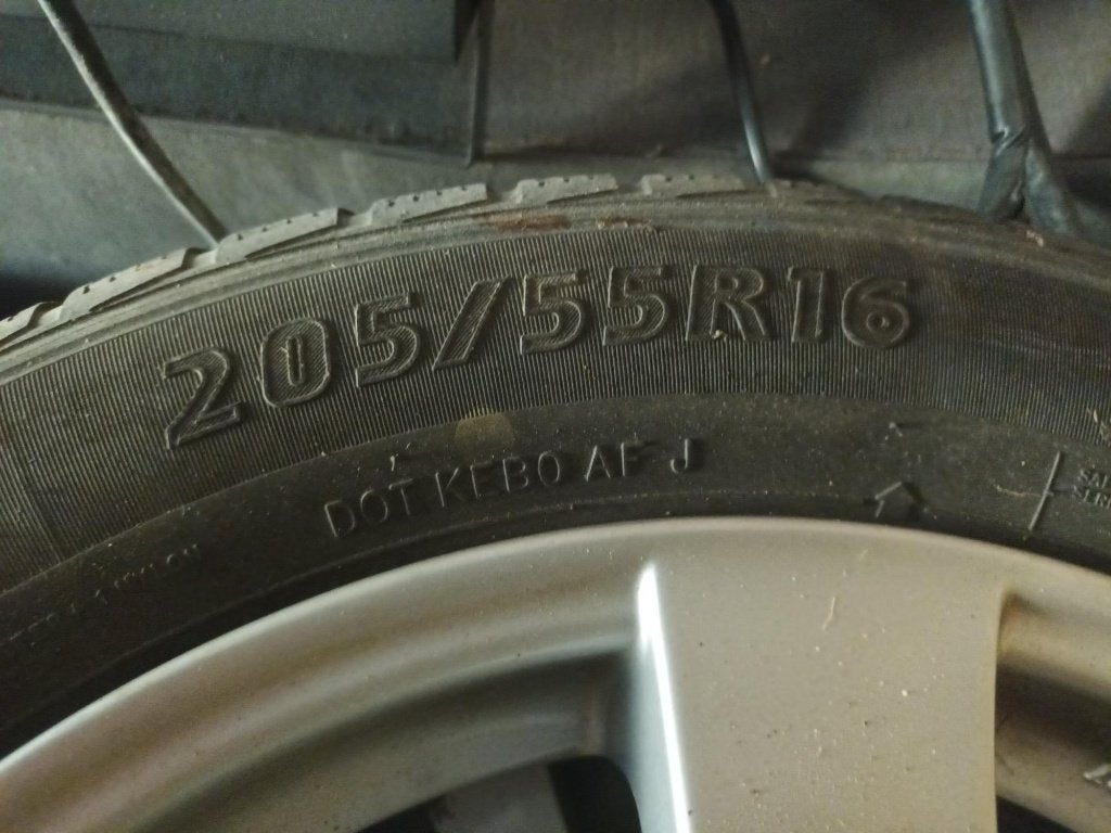 Pneus d'hiver BMW + jantes, Autos : Pièces & Accessoires, Pneus & Jantes, Pneus et Jantes, Pneus hiver, 16 pouces, 205 mm