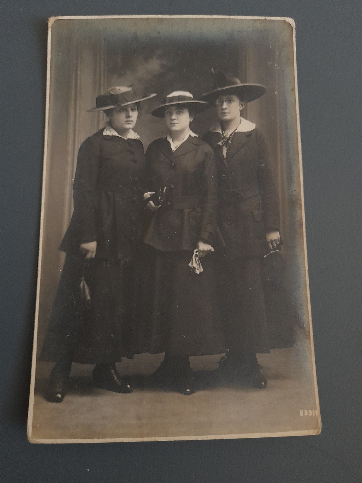 Ansichtkaart „Onafscheidelijke vrienden”, foto genomen in au, Verzamelen, Foto's en Prenten, Ophalen of Verzenden, Foto