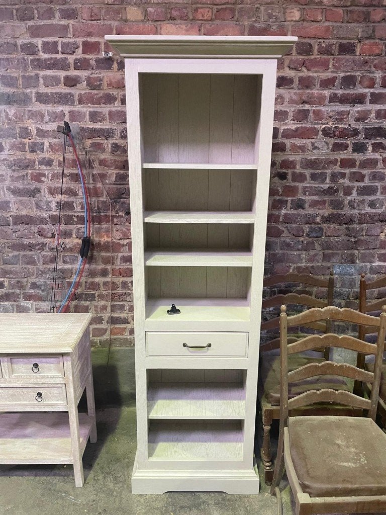 : Hoge vintage kast – praktisch en decoratief, Ophalen