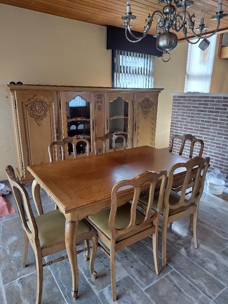 EETKAMER TAFEL EN KASTEN MASSIEF EIK, Ophalen
