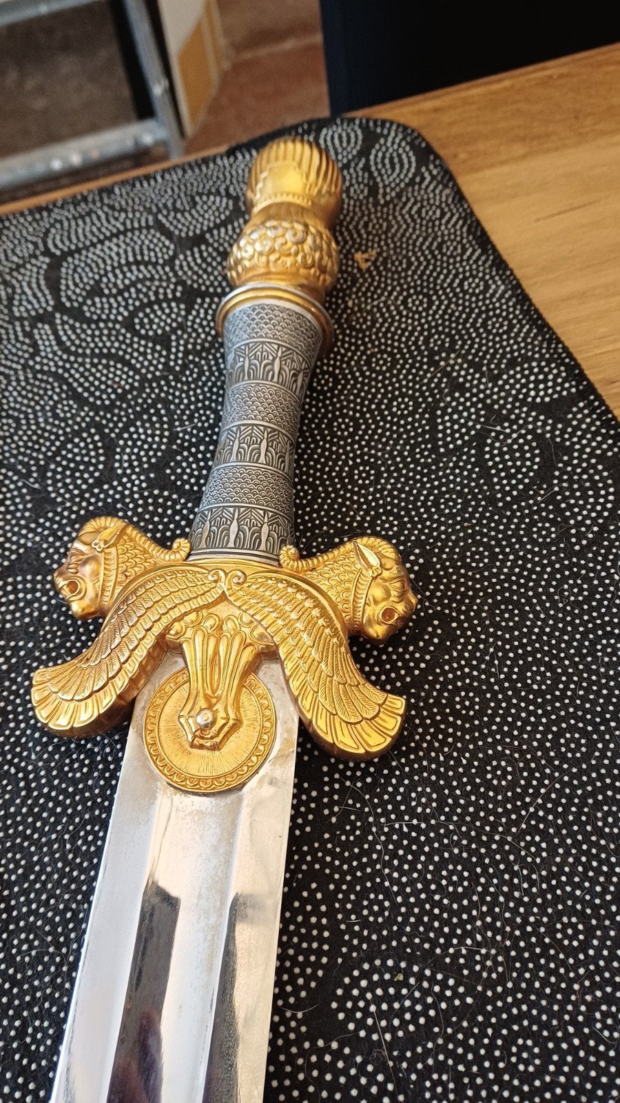 épée décorative, Collections, Enlèvement