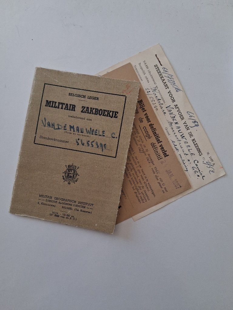 Belgisch militair zakboekje 1952 + 2 kaarten, Verzamelen, Ophalen, Landmacht, Boek of Tijdschrift