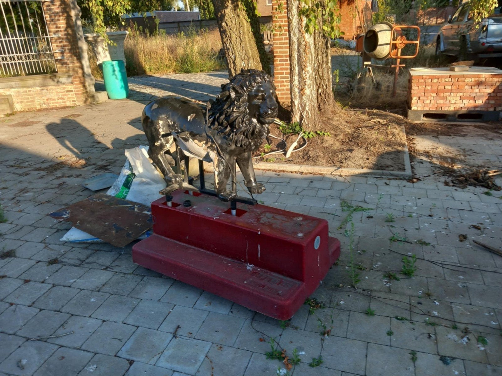 kinderspeeltuig, automaat  - auto, leeuw, Ophalen