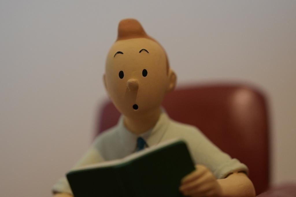 Tintin sur une chaise rouge avec bobbie - Signé Hergé, Collections, Personnages de BD, Utilisé, Statue ou Figurine, Tintin, Enlèvement