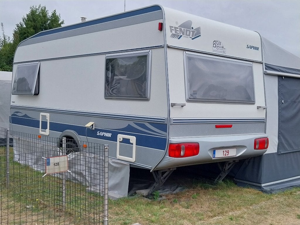 A vendre caravane Fendt avec auvent neuf, Caravanes & Camping, Caravanes, Particulier, jusqu'à 4, 750 - 1000 kg, Siège standard