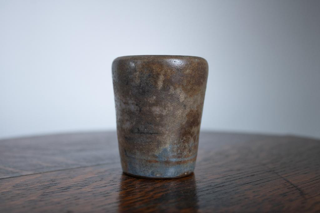 Brown Cylindrical Tapering Mobach Vase, Klein Vaasje Bruin, Antiek en Kunst, Ophalen of Verzenden
