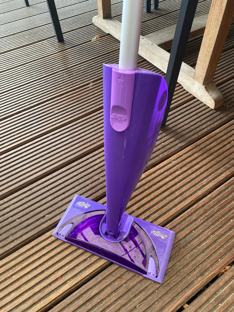Paarse swiffer wet jet met werkende batterijen, Huis en Inrichting, Schoonmaakartikelen, Ophalen, Mop of Dweil
