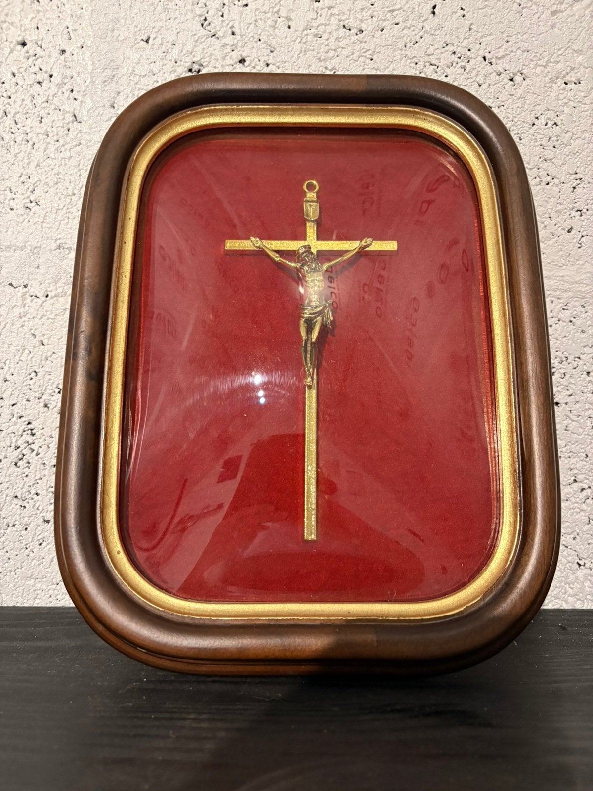 Kruisbeeld in kader achter bol glas, Antiek en Kunst, Ophalen