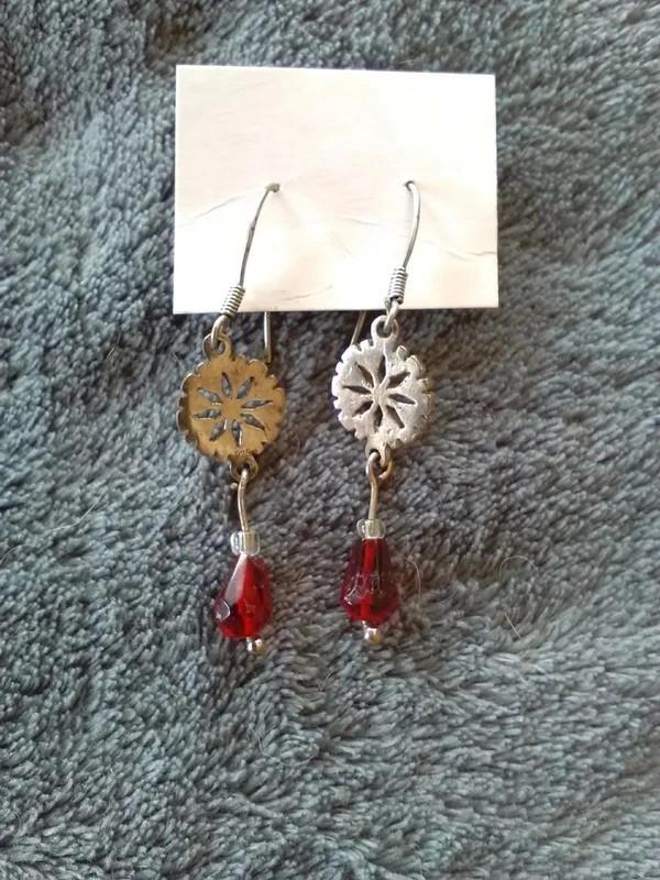 Boucles d'oreilles pendantes argentées avec perle bordeaux, Bijoux, Sacs & Beauté, Boucles d'oreilles, Enlèvement ou Envoi, Utilisé