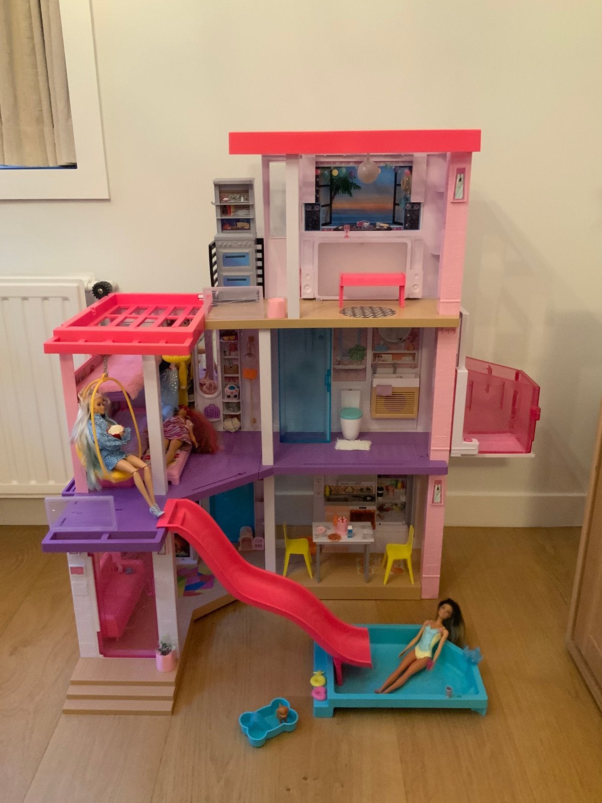 Barbie Droomhuis Poppenhuis – 109 cm - 3 Verdiepen, Kinderen en Baby's, Speelgoed | Poppenhuizen, Ophalen, Zo goed als nieuw, Poppenhuis