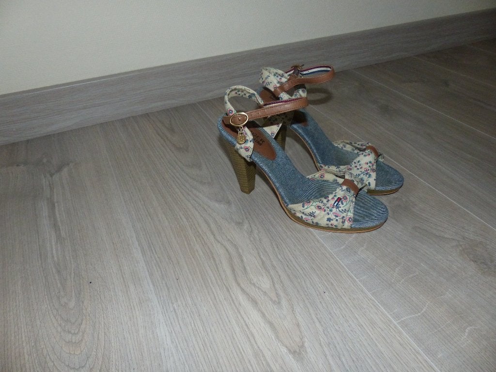 Zomerse pumps Tommy Hilfiger - maat 37, Kleding | Dames, Schoenen, Overige kleuren, Ophalen of Verzenden, Zo goed als nieuw, Pumps