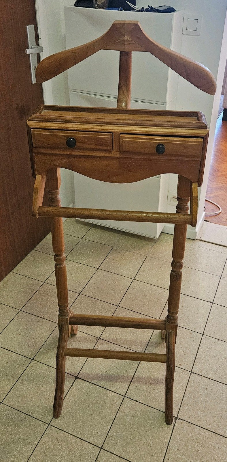 Valet de chambre ancien, Enlèvement