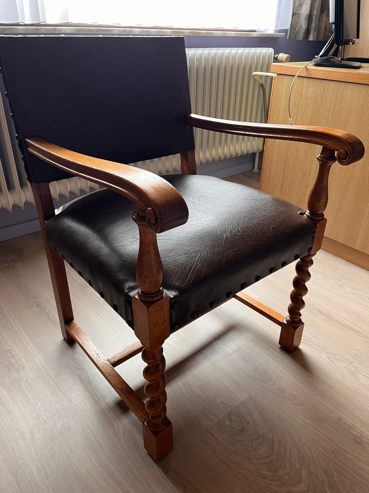 Houten armstoel - raadzaalstoel, Antiquités & Art, Antiquités | Meubles | Chaises & Canapés, Enlèvement