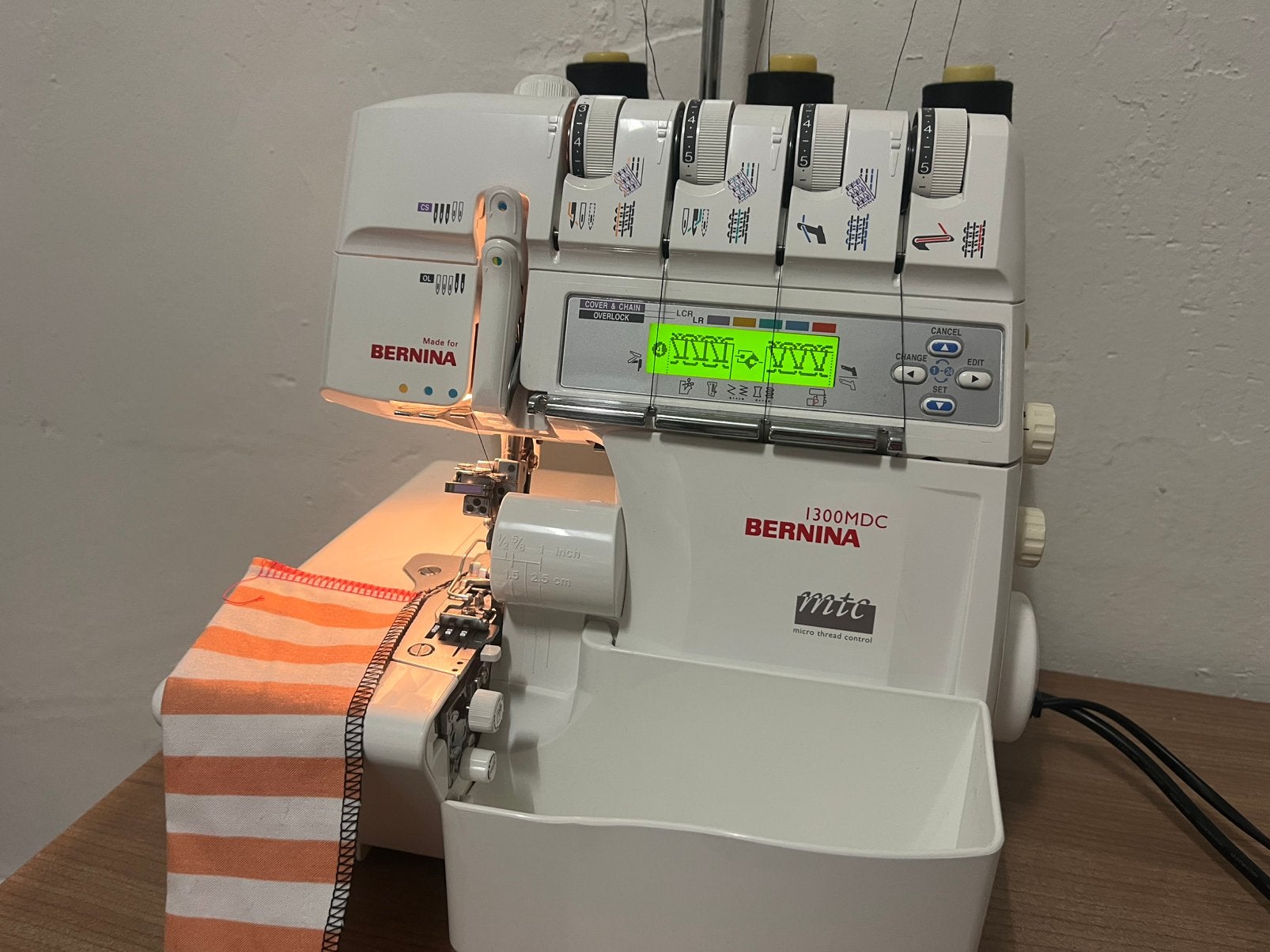 Bernina 1300MDC Lockmachine, Ophalen, Zo goed als nieuw, Lockmachine, Bernina