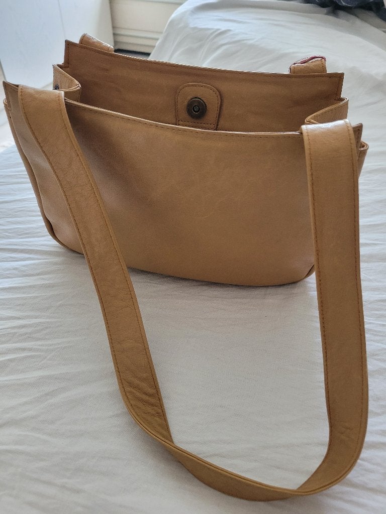 Beige leren tas als nieuw, Handtassen en Accessoires, Tassen | Damestassen, Ophalen, Zo goed als nieuw, Beige, Schoudertasje