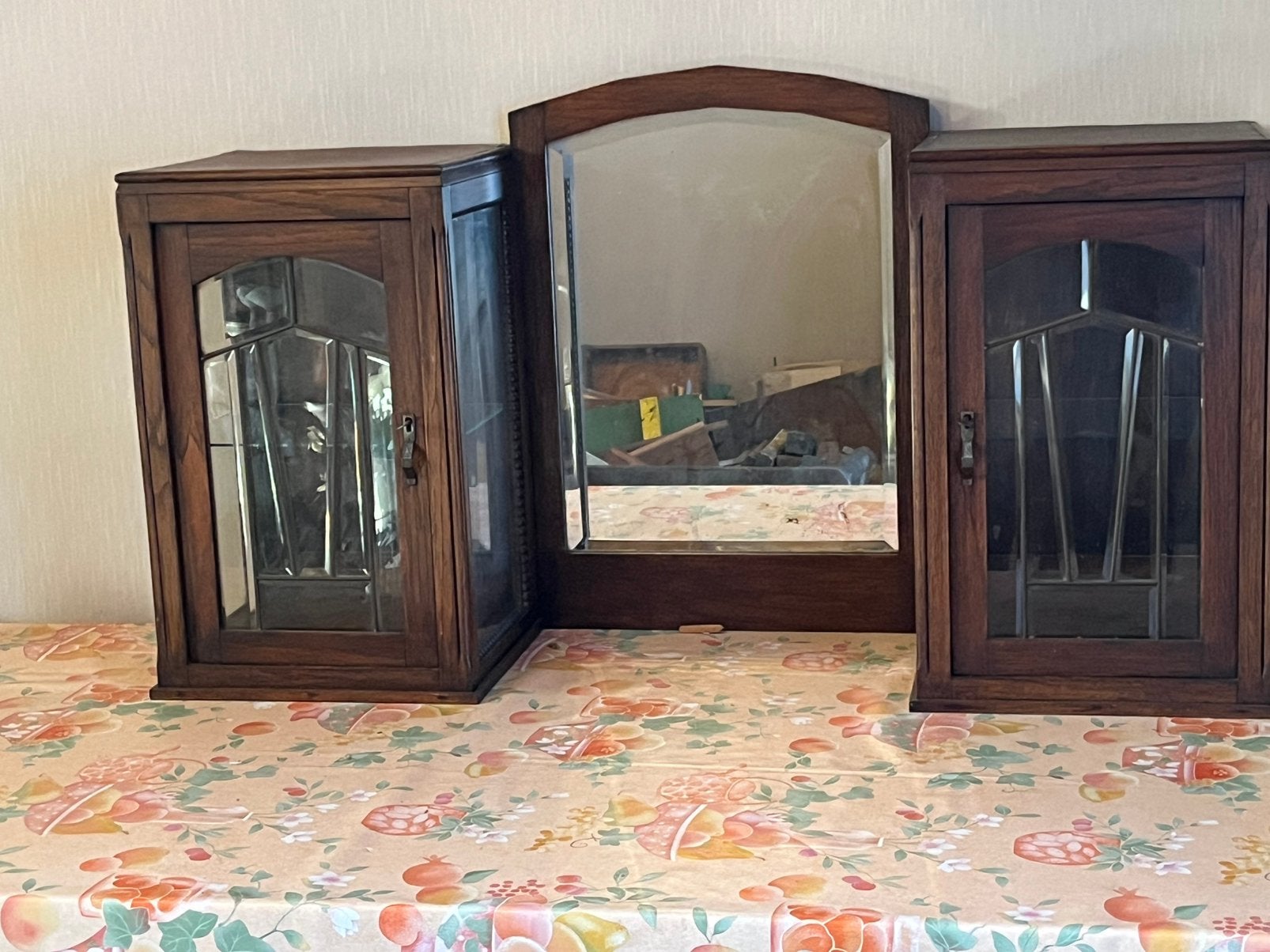Oud kastje om op te hangen, Ophalen