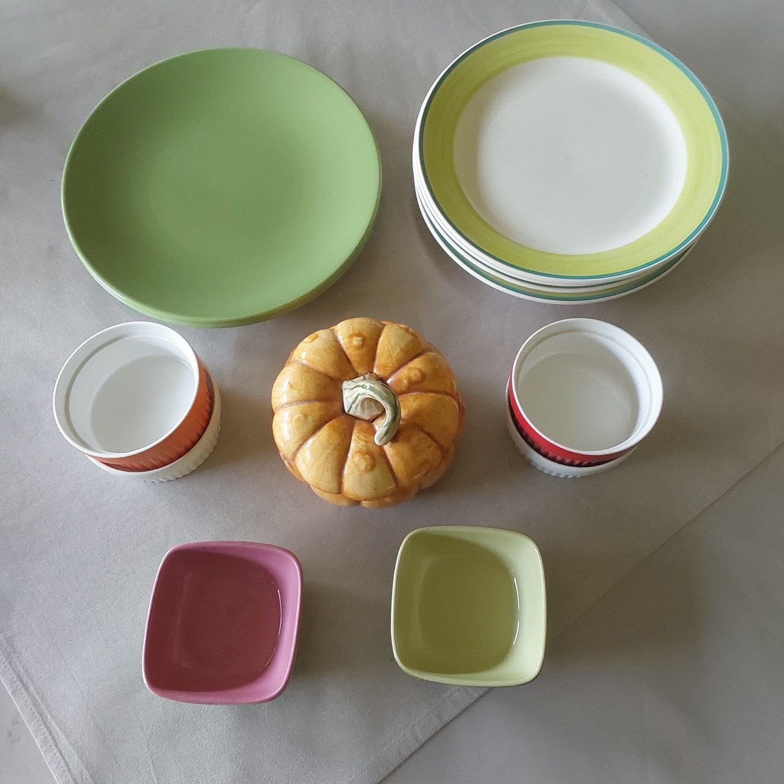 2 groene borden, 3 witte borden ,6 schaaltjes, pompoen, Ophalen of Verzenden