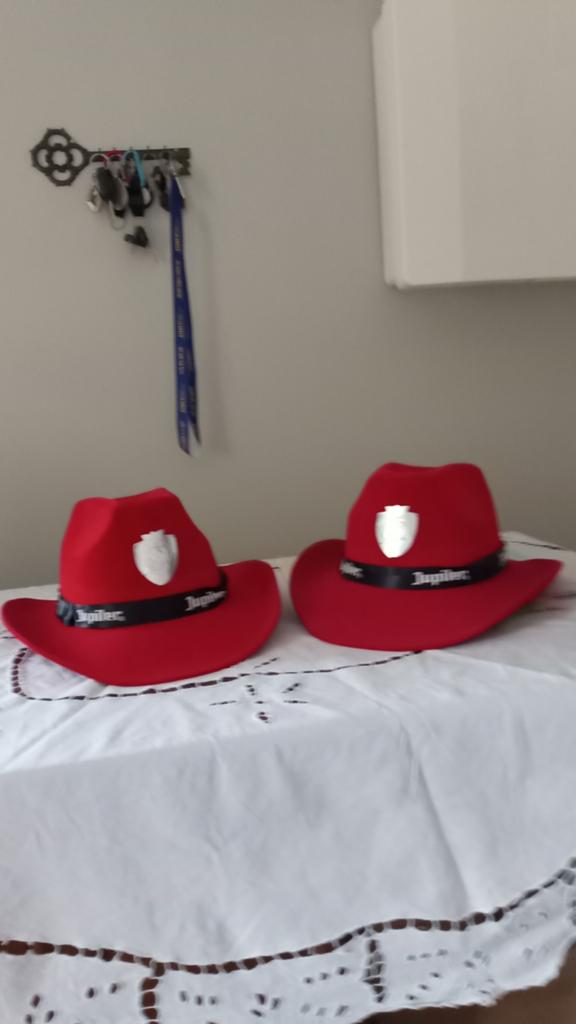 Chapeaux cow-boy rouge 3€piece, Ophalen of Verzenden