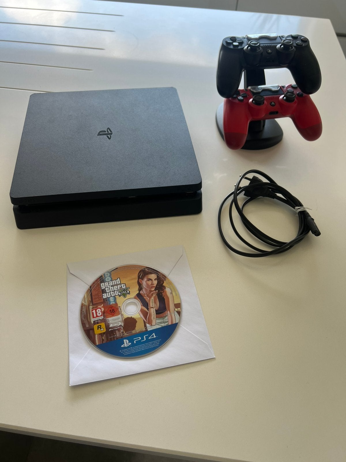 PS4 Slim + 2 manettes DualShock + station de charge + GTAV, Comme neuf, Enlèvement, 1 TB, Avec jeux