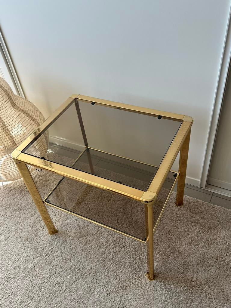 Table d'appoint en métal doré et verre fumé, Antiek en Kunst, Antiek | Meubels | Tafels, Ophalen