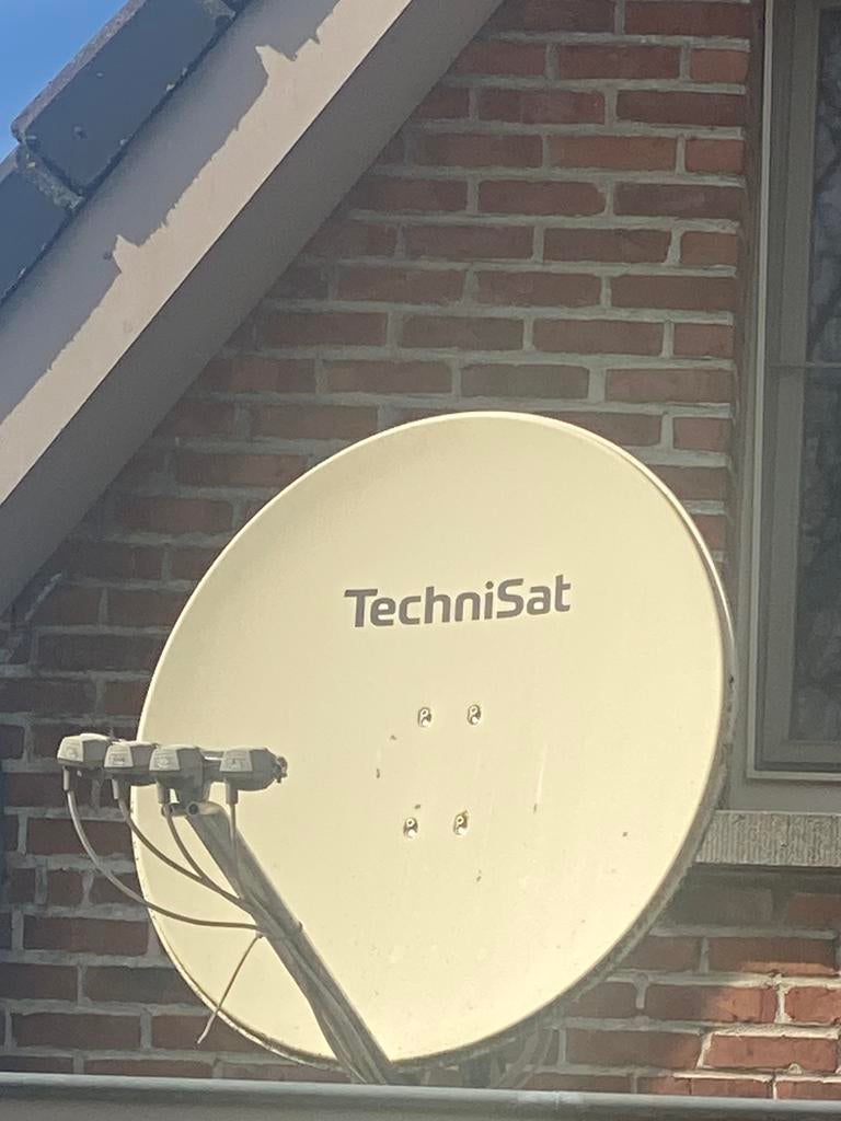 Satelliet / schotelantenne 90cm + 4 kops, Ophalen, Zo goed als nieuw, (Schotel)antenne