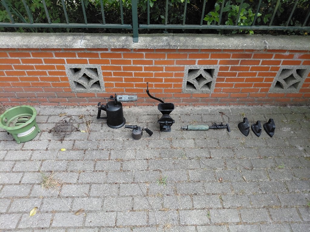 Branders ,molen, strijkijzers , kooktoestel en onderzetter, Ophalen