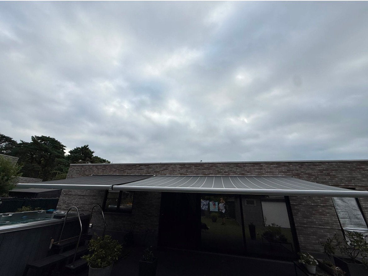 Zonneluifels Luxaflex met Tahoma switch box, Ophalen, Overige materialen, Pelser bv, Pelser bv
