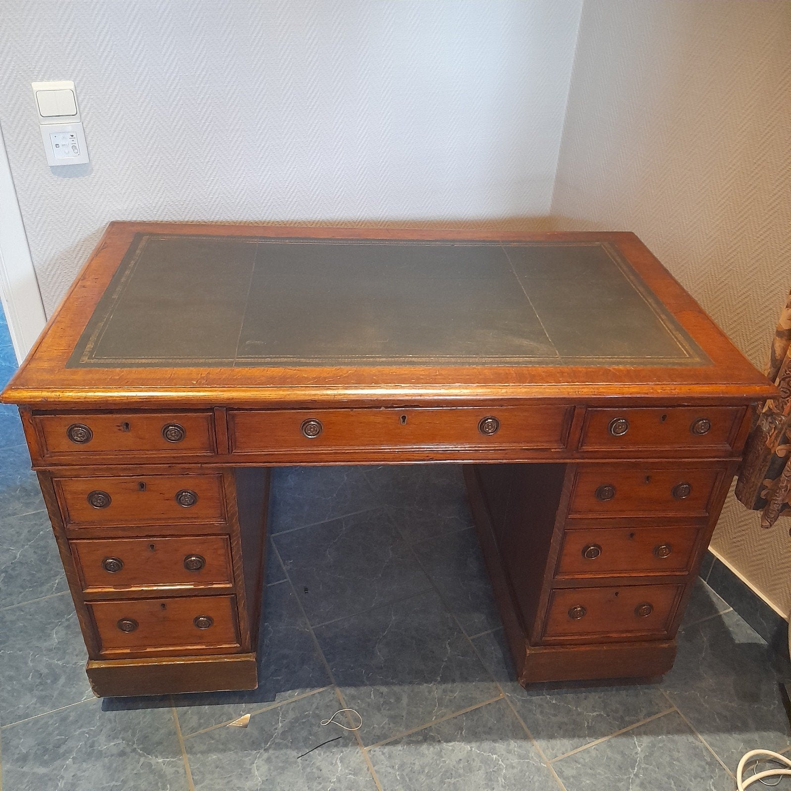 Bureau chêne foncé, Enlèvement