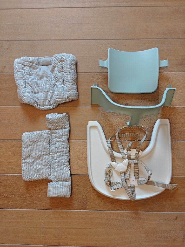 Stokke Tripp Trap Babyset + kussenset + harnas Tray, Ophalen, Zo goed als nieuw, Stoel(en)