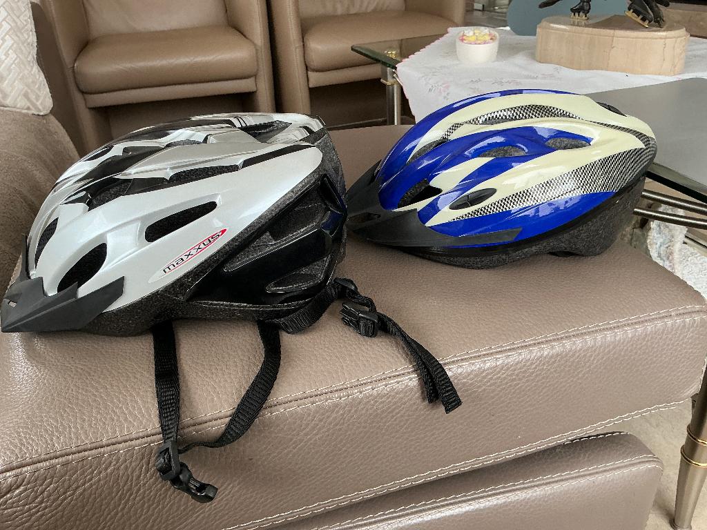 2 fietshelmen te koop, Divers, Enlèvement, Comme neuf