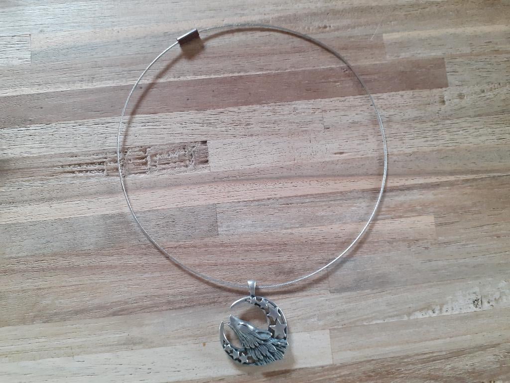 Ketting halsketting met huilende wolf in de maan, Ophalen of Verzenden, Zo goed als nieuw, Met hanger