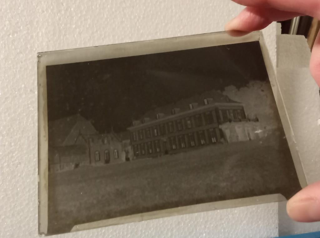 Plaque de verre. Nombreuses boîtes diverses, Enlèvement