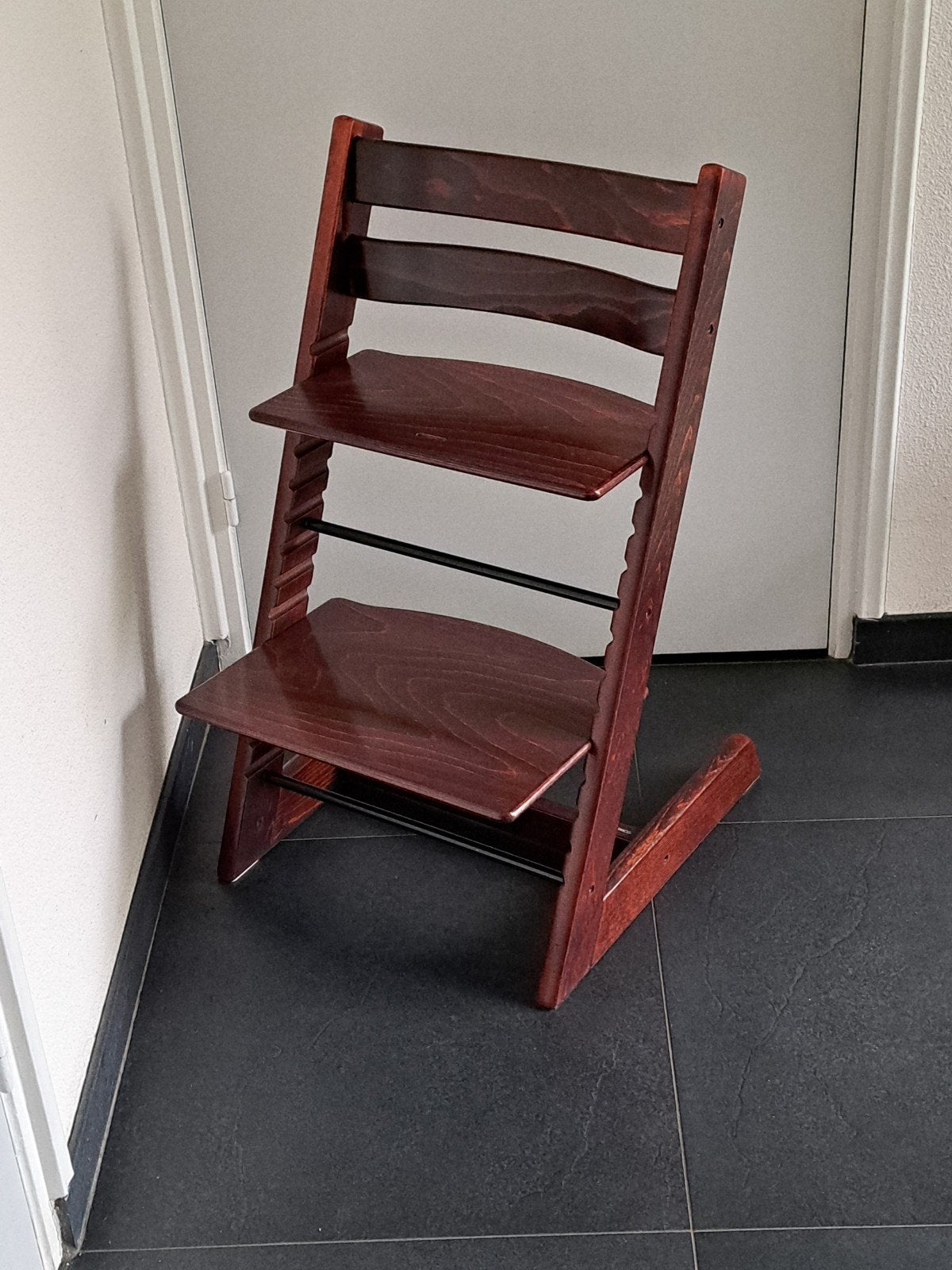 Stokke Tripp Trapp kinderstoel NIEUW MODEL in walnut, Kinderen en Baby's, Ophalen, Zo goed als nieuw, Meegroeistoel, Aanschuifbaar