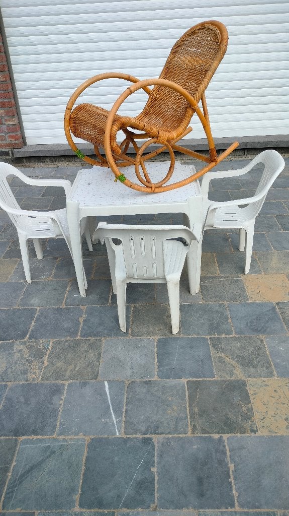 1 schommelstoeltje 3 tuinstoeltjes en tafeltje, Tuin en Terras, Ophalen, Kunststof, Stapelbaar