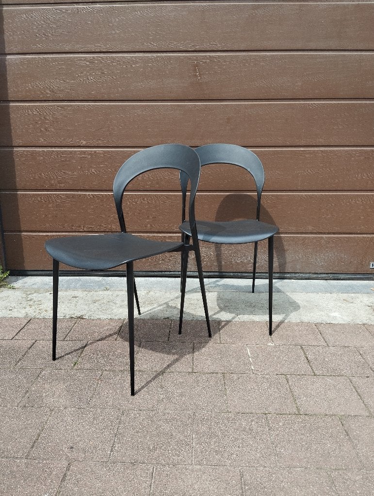 2 zwarte stapelbare stoelen, Huis en Inrichting, Stoelen, Ophalen, Kunststof, Gebruikt, Twee