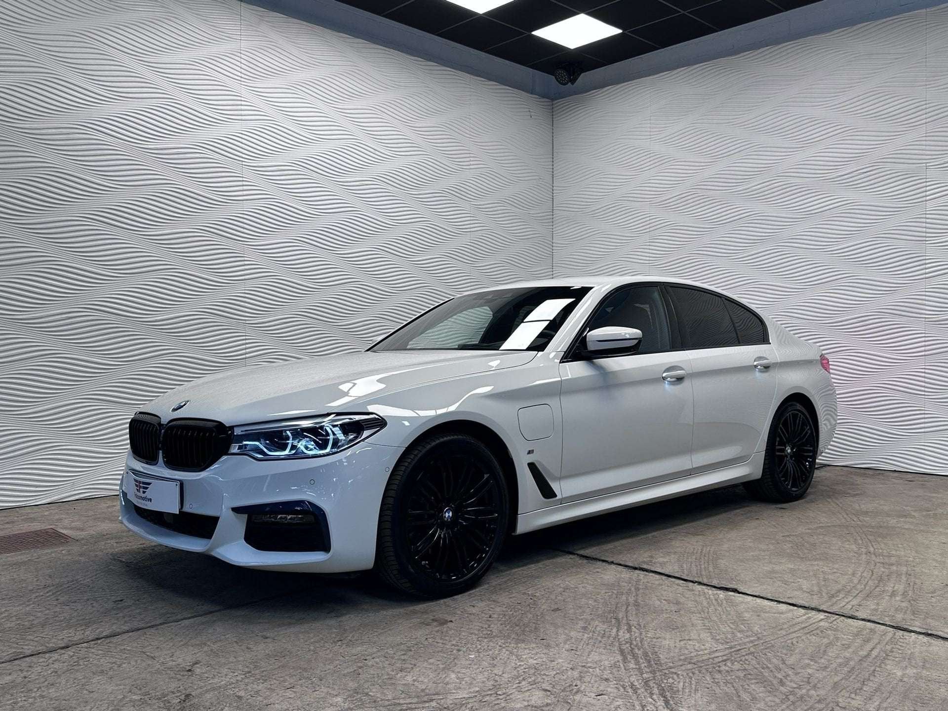 BMW 5-Serie e*PHEV*M-SPORT*HUD*ACC*H/K*360*19, Autos, Entreprise, Noir, Ordinateur de bord, 186 kW