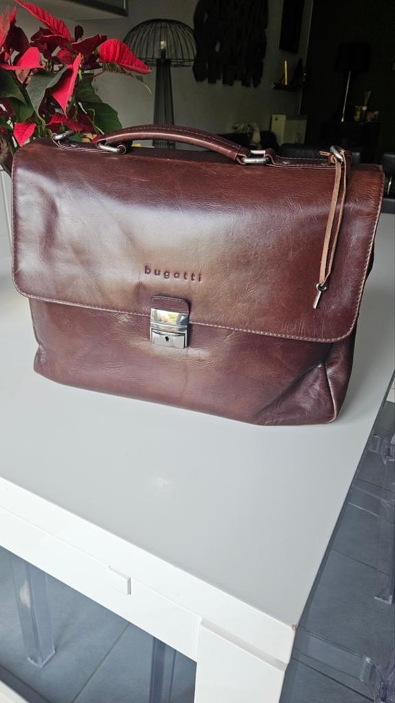 Malette Bugatti cuir, Bijoux, Sacs & Beauté, Sacs | Cartables, Enlèvement ou Envoi, Brun, Cuir