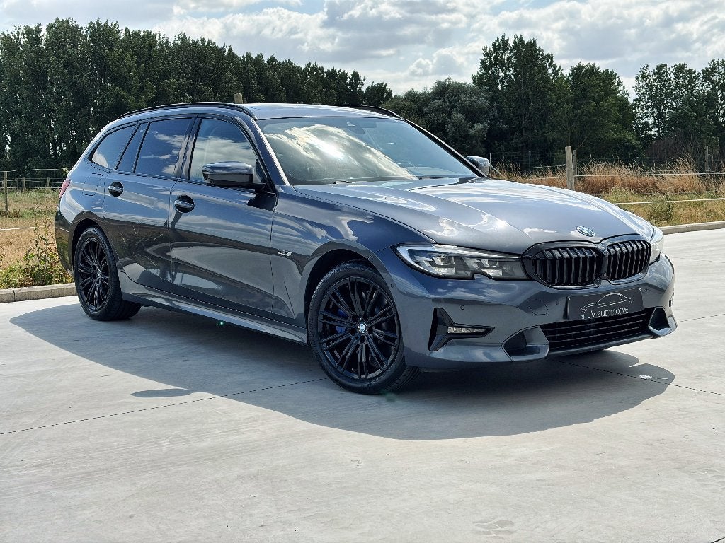 BMW 330e - 2022 - 105.920 km * LEDER * PANO * CAMERA, Auto's, Automaat, Dealer onderhouden, Achterwielaandrijving, 4 cilinders