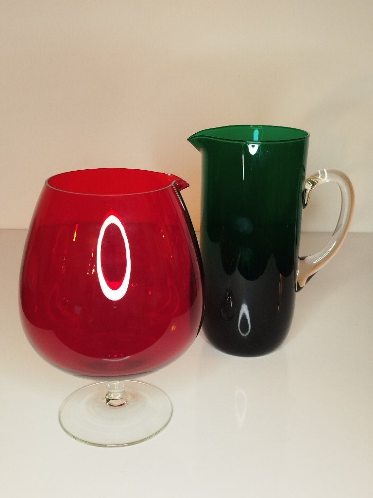 2 zeer decoratieve kristallen karaffen in groen en rood, Rouge, Moins de 50 cm, Enlèvement ou Envoi, Comme neuf