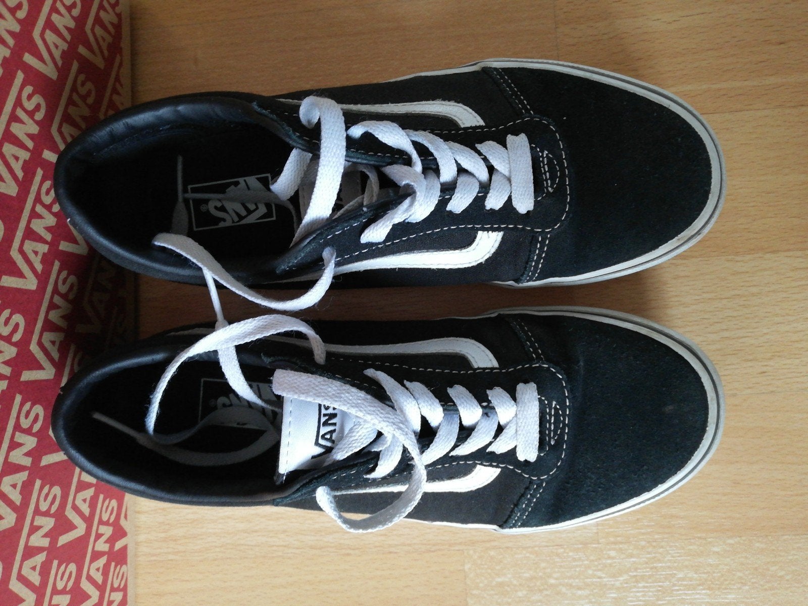 Chaussure en daim Vans à lacets noirs et blancs pointuree 37, Enfants & Bébés, Enlèvement ou Envoi, Vans, Comme neuf, Chaussures de sport