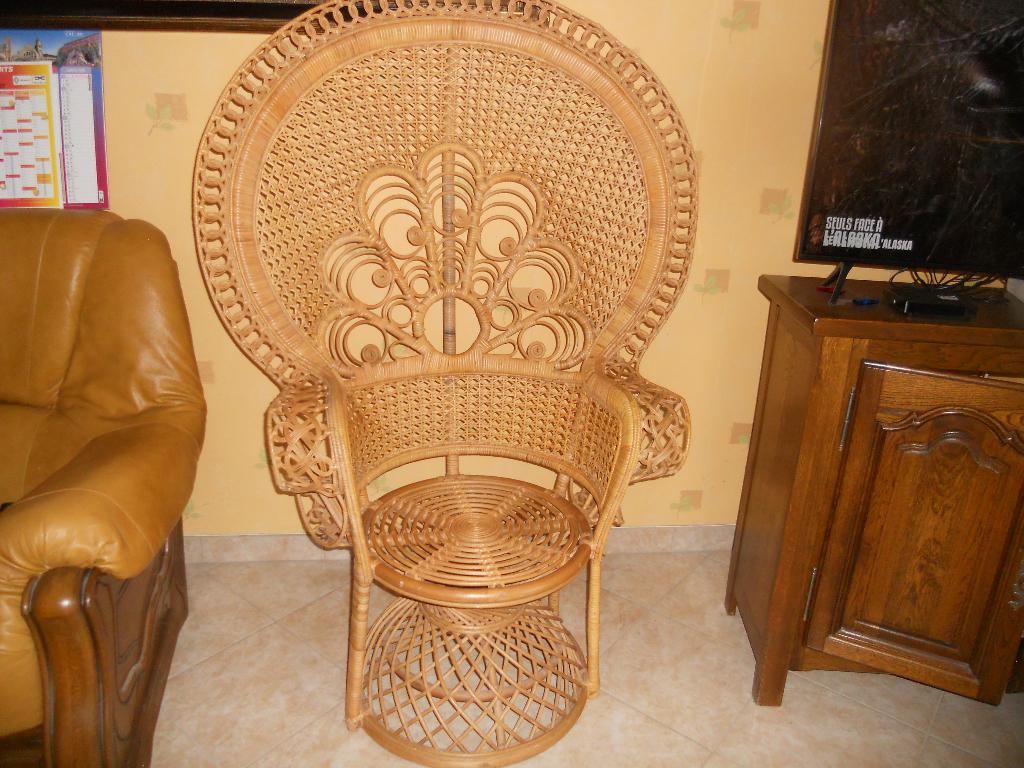 Fauteuil emmanuelle en rotin, Enlèvement